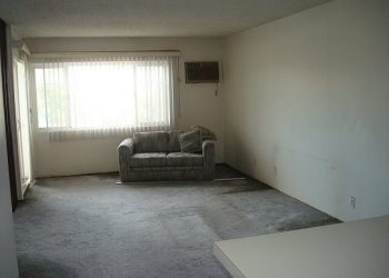 1200 Riverside Living Room Before